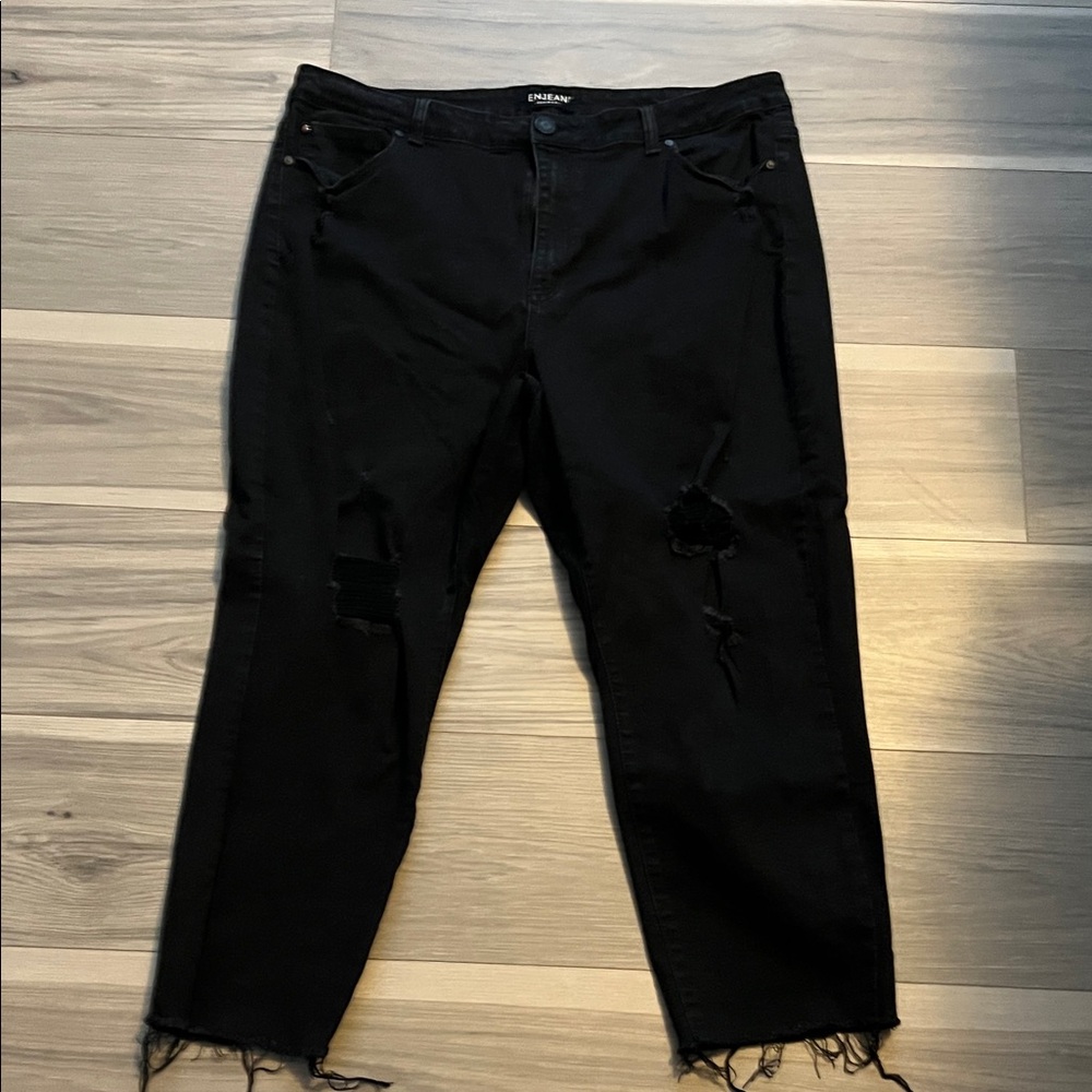 Chic Black Distressed Ankle Jeans